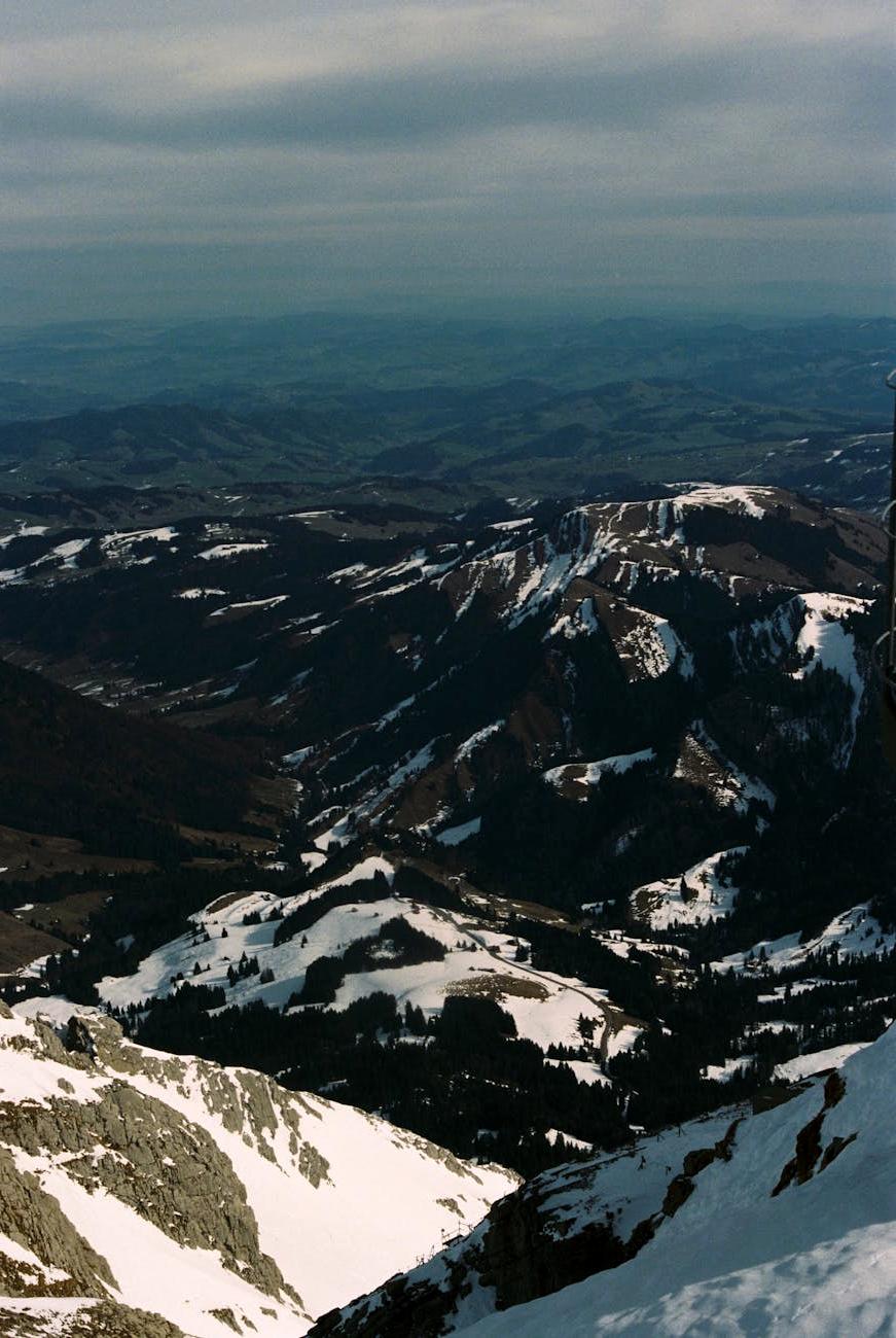 Peisaj hibernal acoperit de zăpadă